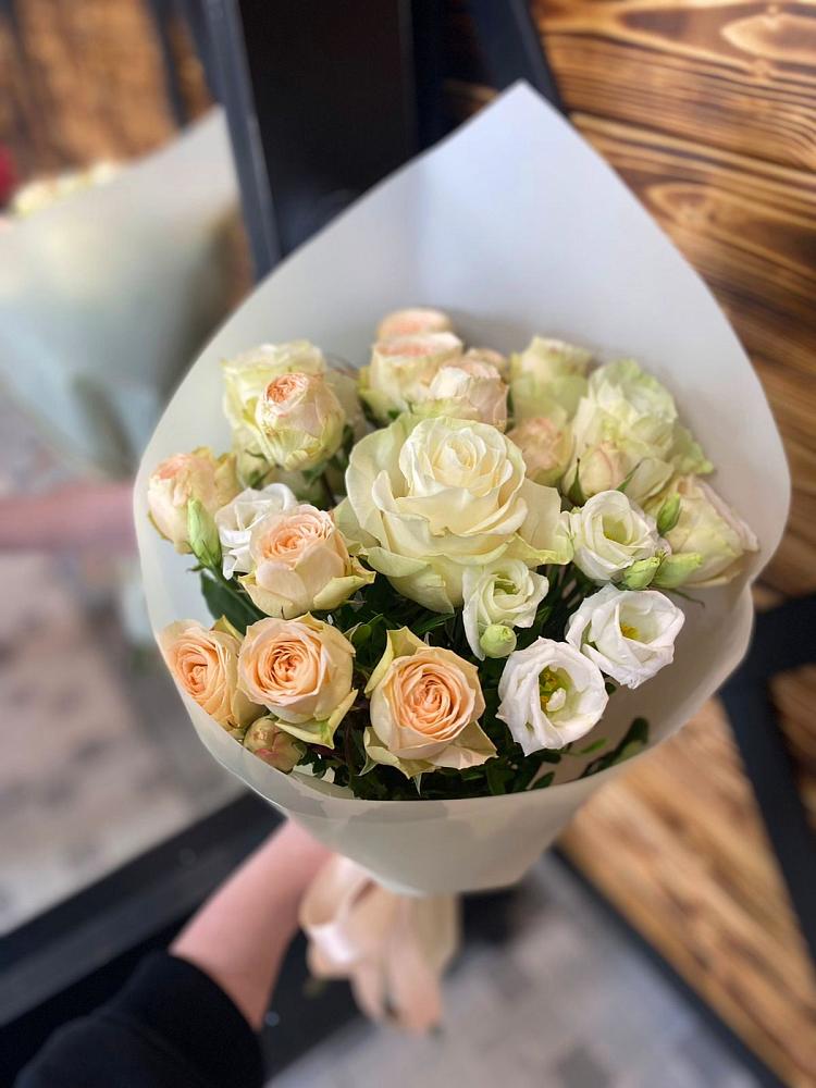 Букет цветов из: Розы и Лизиантусы в Кош-Агач